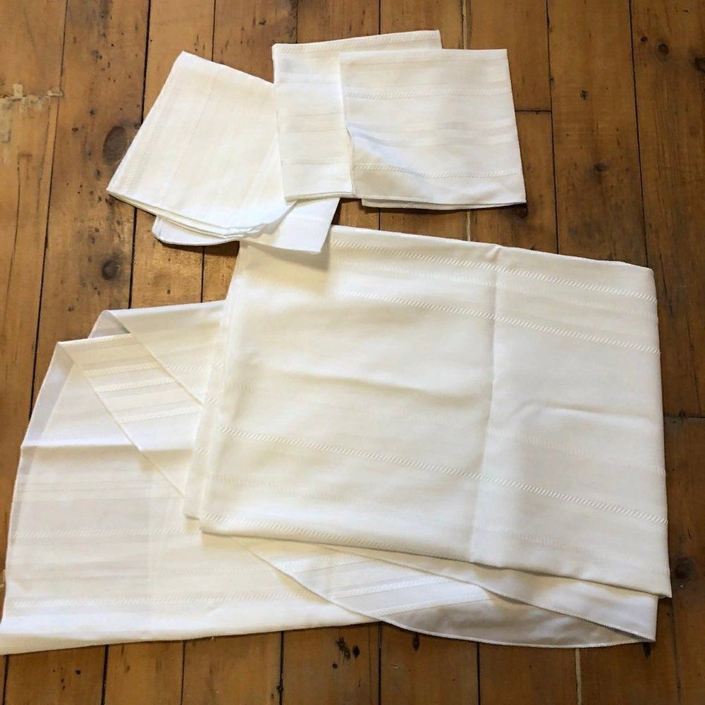 Vintage Oval White Tablecloth & 4 Napkins 60" x 100"